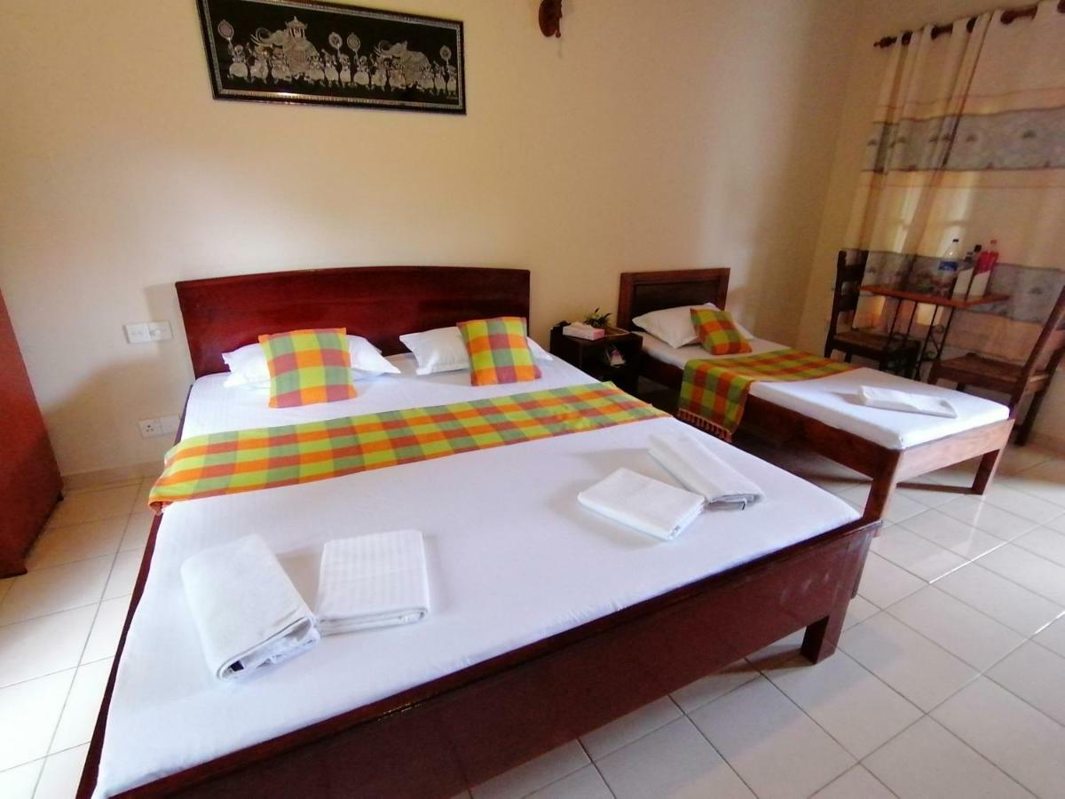 Green Land Guest House Pinnawala  Bagian luar foto