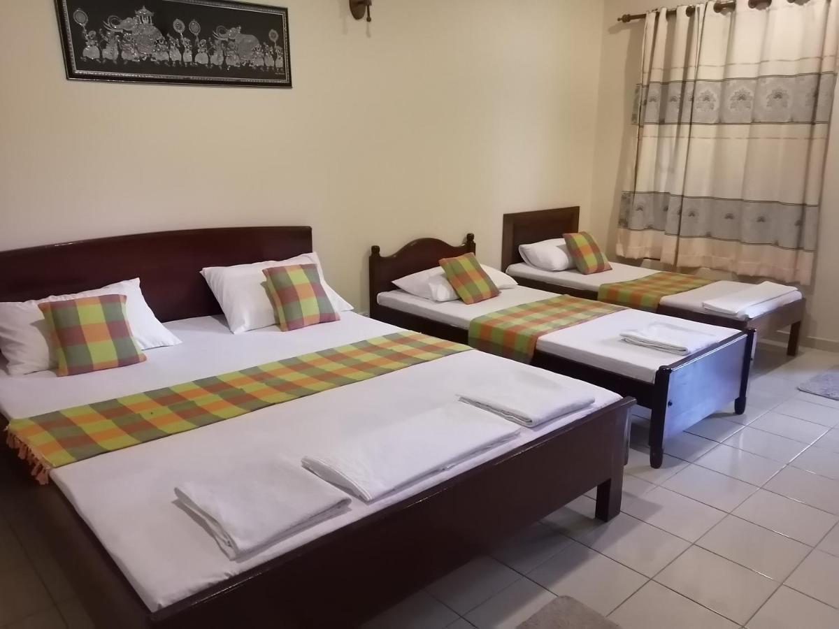 Green Land Guest House Pinnawala  Bagian luar foto